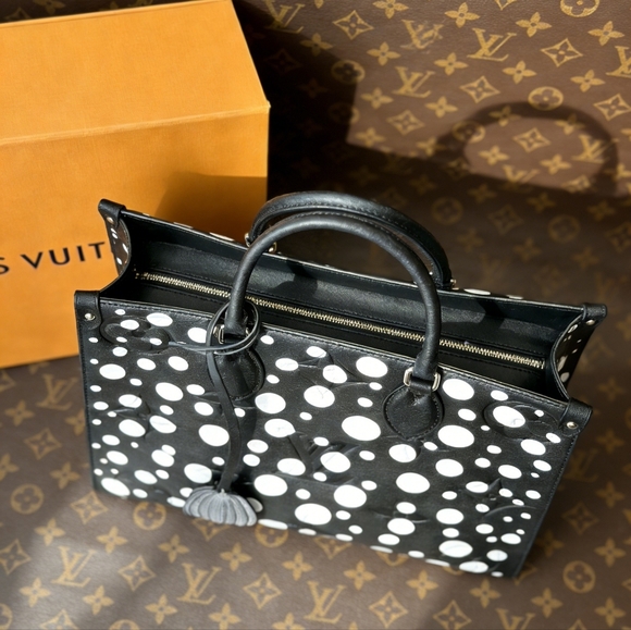 <AUTHENTIC>Louis Vuitton  Yayoi in Black - Picture 4 of 7